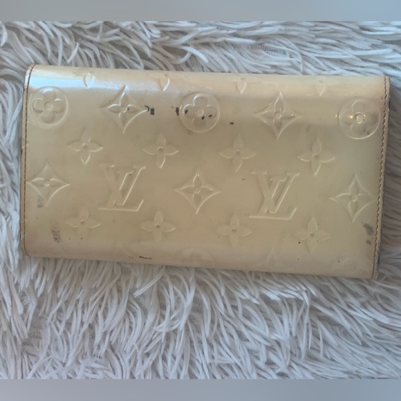 Louis Vuitton Handbags - 🏆VINTAGE LV IVORY VERNIS INTL WALLET-Outside needs a paint job!Purchased 4 DIY